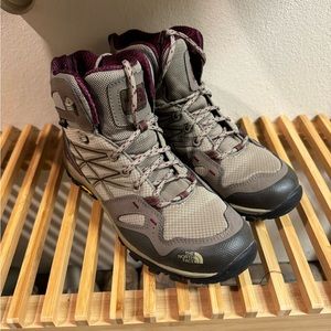 Women’s North face hiking boots - barely worn - like new - US size 10.5